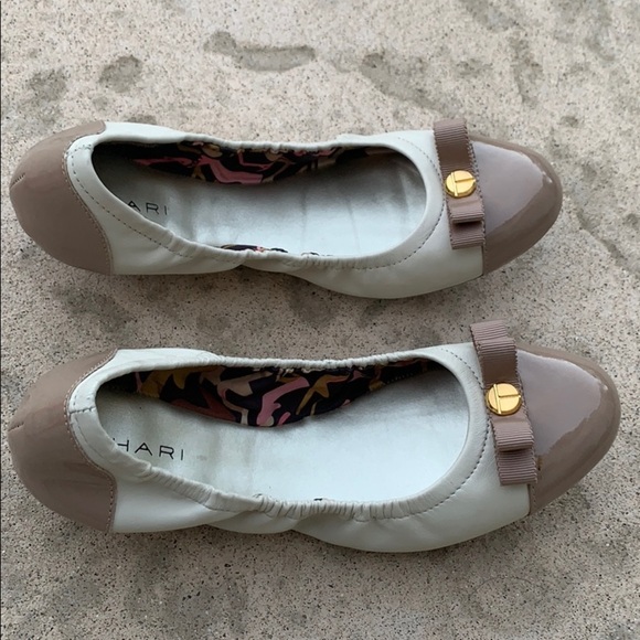 💚Tahari Two Tone Tan & Beige Ballet Flats Size 6 - Picture 2 of 7